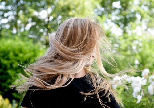 Przedłużanie włosów a ryzyko zdrowotne – wykryto 169 szkodliwych związków chemicznych