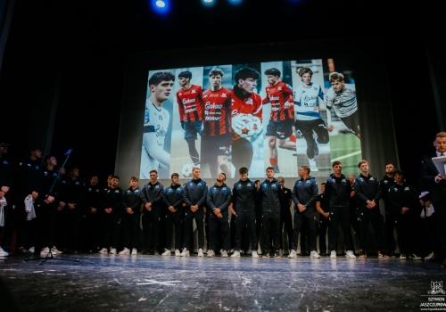 Piłkarze i kibice… w teatrze. Takiej prezentacji jeszcze nie było