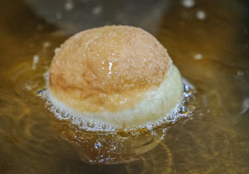 Co zrobić z olejem po smażeniu pączków? Wiele osób popełnia kosztowny błąd