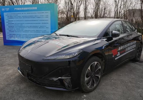 FAW chwali się ogniwami prawie-solid-state. Samochód jeszcze w tym roku. Bateria 142 kWh, czyli zasięgowo jak spalinowy