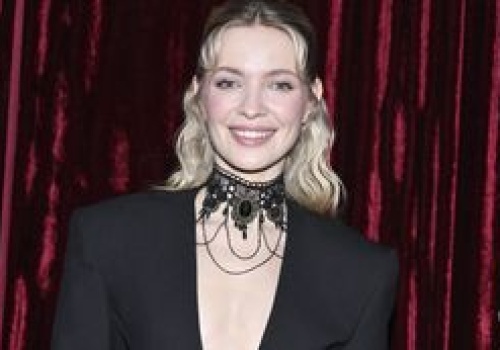 W takim stroju pojawiła się na premierze. Dekolt kradnie show