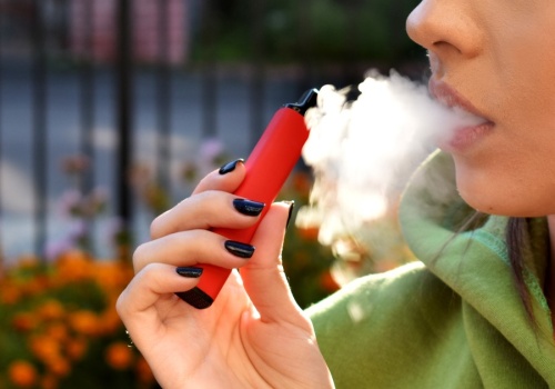 Naukowcy odkryli metale ciężkie w dymie z e-papierosów. 