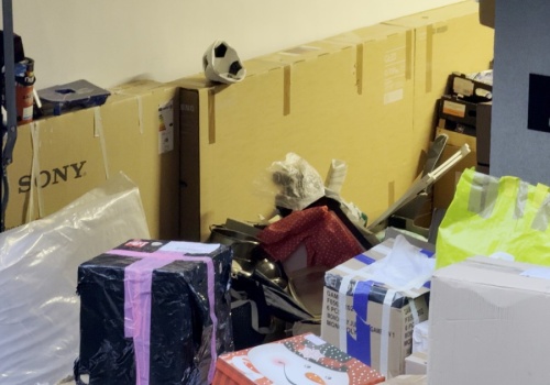 Policja odkryła kolejne magazyny fundacji. Nasza kamera była na miejscu