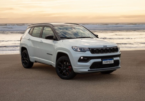 Jeep Compass świętuje 9 lat pozycji lidera wśród SUV-ów średniej wielkości podczas Galo da Madrugada, największej na świecie parady karnawałowej