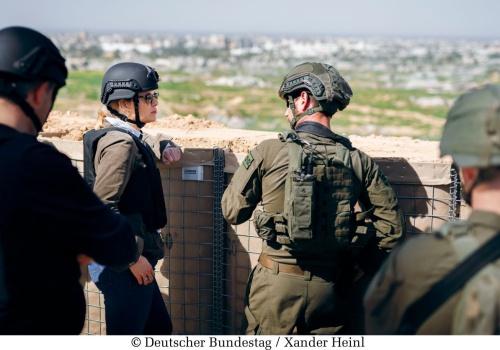 Przewodnicząca Bundestagu wjechała z wojskiem do Strefy Gazy. Nie spotkała się z Palestyńczykami
