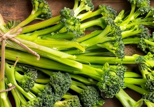 Ta odmiana brokuła to prawdziwy hit. Mateusz Gessler serwuje go w kolorowej sałatce z cytrusami, dojrzewającym serem i dressingiem