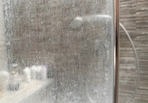 Zacieki na szybie prysznicowej to przeszłość. Sytuację uratuje nieoczywisty produkt z kuchni