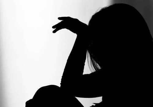 Dramat na Sardynii. 10 dni więził w mieszkaniu partnerkę. Obciął jej włosy i zmuszał do jedzenia z podłogi