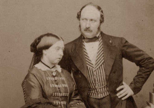 Lud kochał tę historię. Widział w niej nie układ polityczny, lecz bajkę o miłości silniejszej od tronu