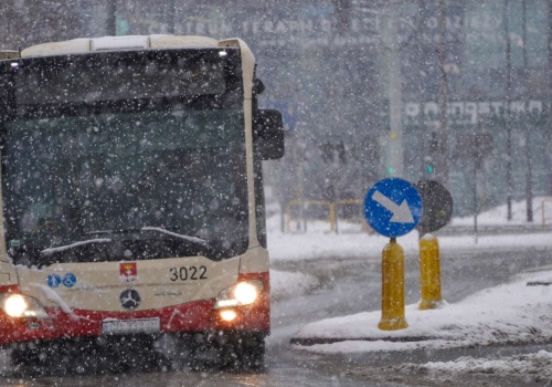 Awaryjne zmiany w gdańskiej komunikacji miejskiej z powodu oblodzenia dróg
