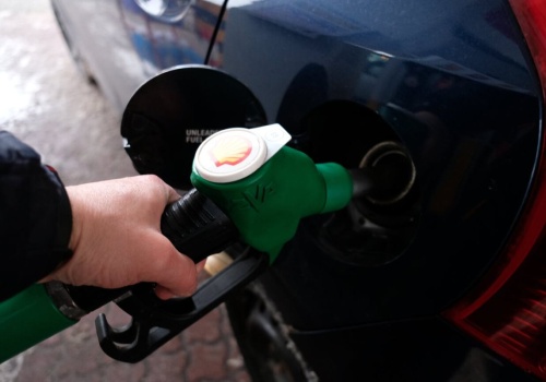 Kosztuje więcej i obiecuje cuda. Eksperci mówią wprost, czy warto tankować paliwo premium