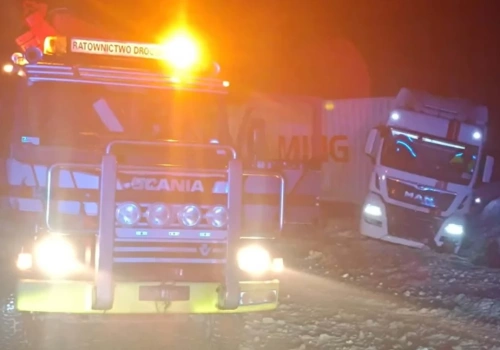 Ciężarówka zablokowała drogę wojewódzką. Interweniowali policjanci z Brus i Kościerzyny
