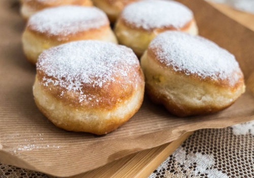 Czerstwe pączki będą świeże i mięciutkie. Wystarczy kilka minut