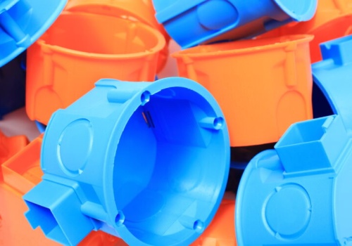 Produkcja z tworzyw sztucznych: gdzie firmy tracą pieniądze na samym początku?