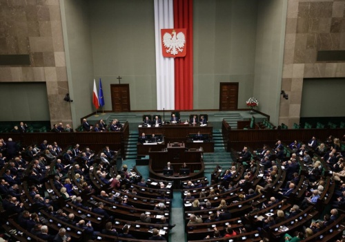 Podwyżki w parlamencie. Posłowie twierdzą, że pieniędzy jest 