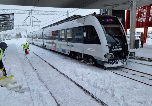 Oblodzenie sieci – Pomorska Kolej Metropolitalna odwołała kursy na lotnisko w Rębiechowie