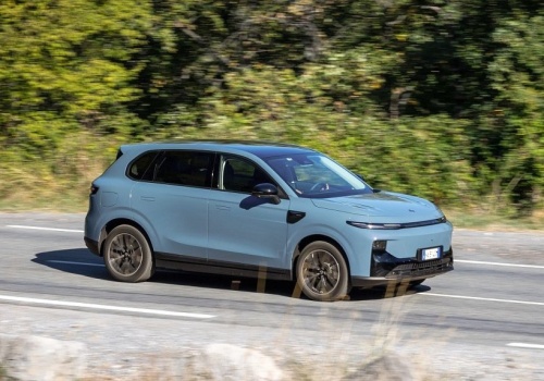 Leapmotor B10 Hybrid EV wjeżdża do Polski. 218 KM, 900 km zasięgu i cena jak za Toyotę Yaris Cross