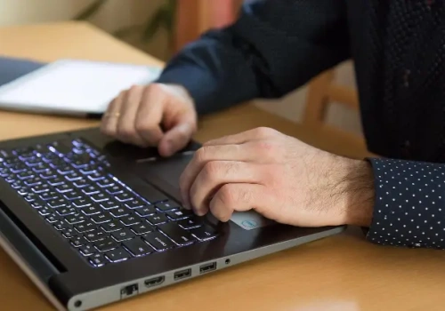 Stracił ponad 250 tys. zł przez „deep fake”. 59-latek z Olsztyna ofiarą kryptooszustwa