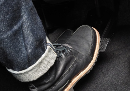 Znasz tajemniczą funkcję hamulca? Spróbuj na postoju mocno go nacisnąć