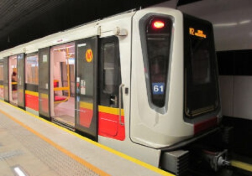 Awaria metra w Warszawie. Pasażerowie M1 i M2 muszą zmienić plany