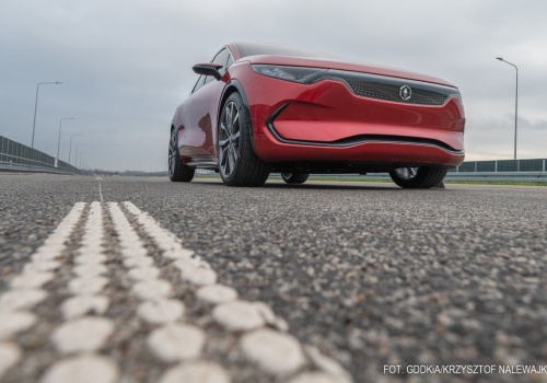 Dziwny zwrot w sprawie Izery. Postawiliśmy na niej krzyżyk, a oni zatrudniają ludzi do fabryki... której jeszcze nie ma