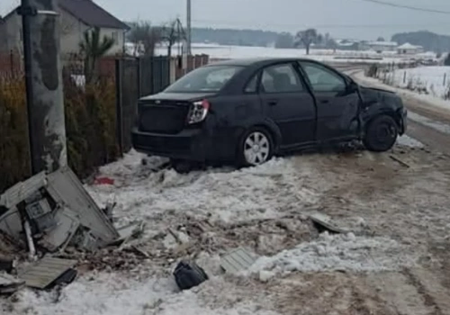 Wypadł z drogi, uderzył w ogrodzenie i skrzynkę energetyczną