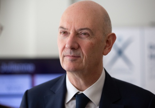 Francja zmniejsza udział OZE i wzmacnia atom