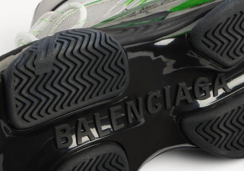 Balenciaga odświeża kultowe 