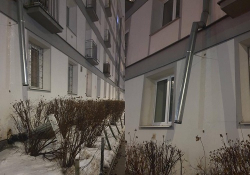 Spacerowała po Muranowie, gdy nagle przed nią runęła z bloku rura. 