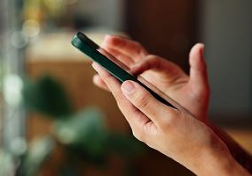 Europa chce wyeliminować doom scrolling. Stawia TikTokowi twarde żądania