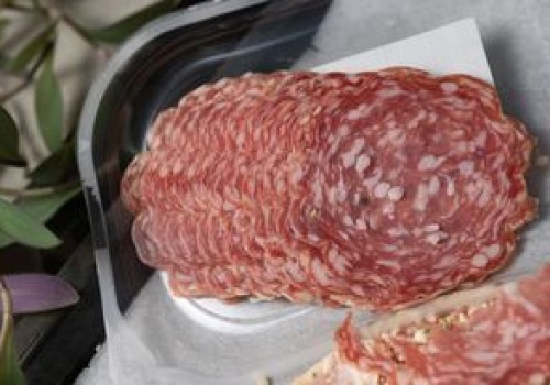 Nigdy nie przechowuj tak wędliny. Szybko zacznie brzydko pachnieć i stanie się obślizgła