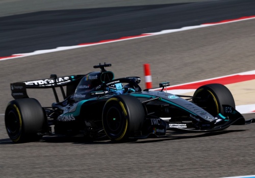 Mercedes wrócił na szczyt F1. Problemy nowicjusza w testach