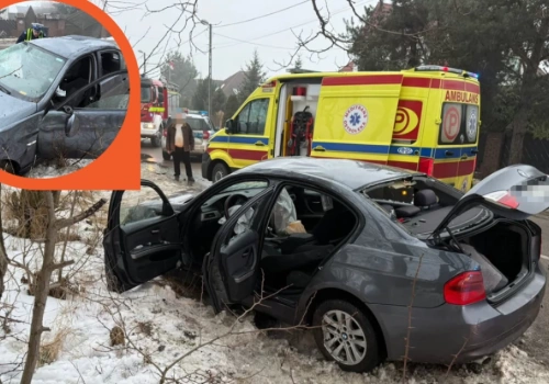 O krok od tragedii. Kierowca BMW prawie zderzył się z radiowozem i dachował w rowie