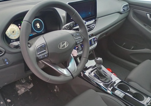 To rodzinne kombi za 97 500 zł z bagażnikiem 602 litry i automatem oferuje funkcjonalność SUV-a przy wyraźnie niższym spalaniu