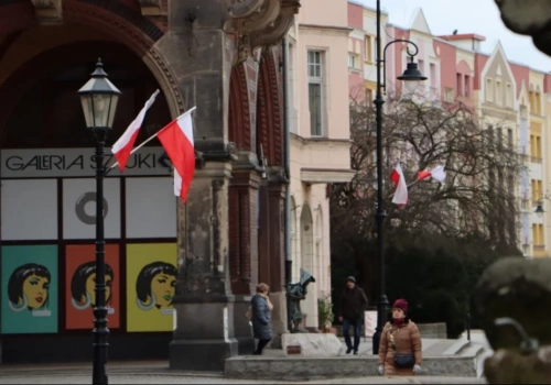 W Legnicy wywieszono flagi z okazji Narodowego Dnia Pamięci Żołnierzy Armii Krajowej