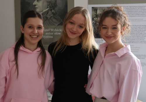 Słodkie przekąski na słodkie życie. Polskie Gimnazjum świętowało Walentynki