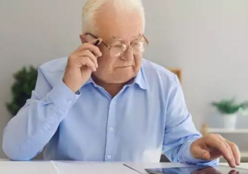 ZUS podnosi emerytury i renty od marca. Waloryzacja 5,3 proc. – bez żadnych wniosków