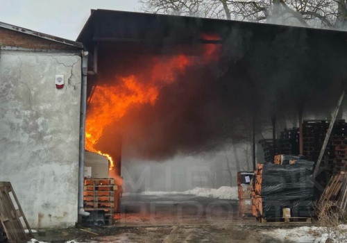 Pożar w hali magazynowej. Ogień odciął drogę ucieczki mężczyźnie, aby się wydostać musiał wybić okno. Trwa akcja gaśnicza