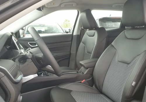 Z 2024 roku, ale za 125 990 zł. Rodzinny Jeep z silnikiem 1.5 l wciąż nikogo nie przekonał