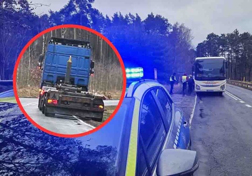 Karpicko. Mogło dojść do tragedii. Zderzenie autobusu z dziećmi z ciężarówką