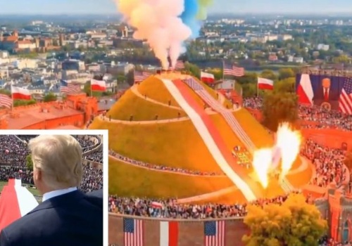 Trump na Kopcu Kościuszki, tłum wiwatuje. Dzieło AI na profilu ambasadora USA