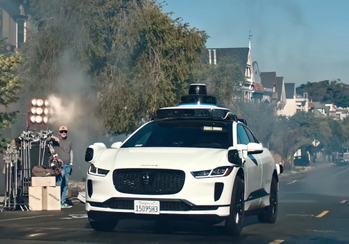 Waymo przyspiesza bez kierowcy. Szósta generacja systemu rusza na podbój 20 miast. Milion komercyjnych przejazdów tygodniowo w planach