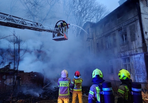 Z ostatniej chwili: Słup dymu w Starym Bielsku. Płonie budynek | FOTO