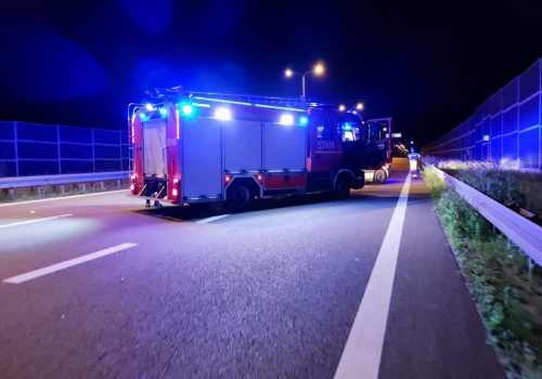 Piątek na S17 nie może być spokojny. Ciężarówka wpadła do rowu, zderzyły się też auta