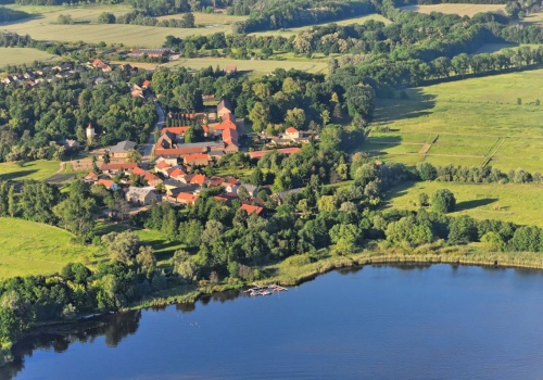 Miejsce tak piękne, że królowa uciekła do niego z domu. Tuż przy lotnisku kryje się rajski odpoczynek