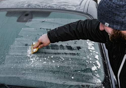 Jak usunąć lód z szyb w kilka sekund? Zapomnij o skrobaczce, inżynier NASA zdradził patenty