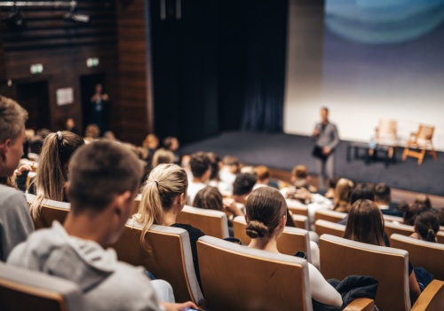 Uczelnia szuka pracowników. Płaci ponad 17 tys. zł brutto