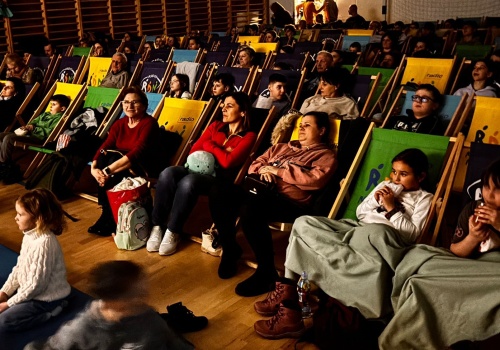 ’Wojna z dziadkiem’ na Osiedlu Zielonym. Tarnowianie obejrzeli film w kinie Radia RDN