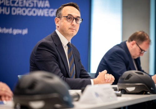 Klimczak rozda 65 tys. kasków dzieciom. Ministerstwo wyda miliony