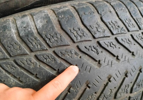 Mandat za stare opony. Możesz mieć 1,6 mm bieżnika, a i tak go dostaniesz